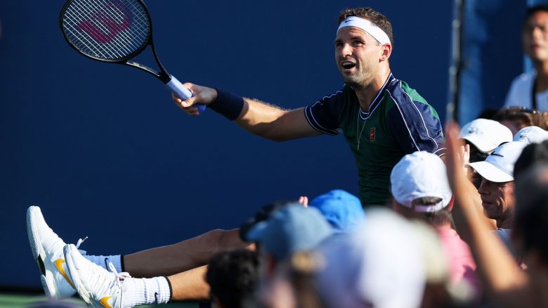 Us Open Grigor Dimitrov Envoie Un Passing Puis Celebre Avec Le Public Usopen Grigor Dimitrov Crowd Riffice Popyrin Tennisactu